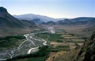 Ο ποταμός Αξάι / Aqsay και η εύφορη κοιλάδα: πανοραμική λήψη