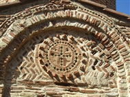 Παναγία η Σικελιά στη Χίο: Νότια πλευρά του βυζαντινού ναού (λεπτ. της διακόσμησης στο αέτωμα)