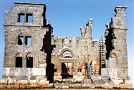 Η δυτική όψη (πρόσοψη) της εντυπωσιακής πρωτοβυζαντινής βασιλικής στον οικισμό Καλμπ Λόζε (το 1999)