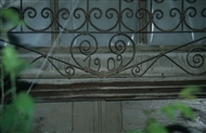 Κασταμονή (Ιούνιος 2000): Μια χρονολογία πλεγμένη στην εξώπορτα του κήπου, ένα 1909 που τα λέει όλα