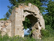 Στη Θρακική Χερσόνησο / Χερσόνησο της Καλλιπόλεως: Μπίγκαλι, ερείπια του κάστρου στην ακροθαλασσιά