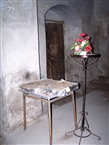 Στον Άγιο Κωνσταντίνο της Σινασού: Λουλούδια ακουμπισμένα στο κηροστάσι (το 2006)