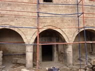 Το προστώο και η κεντρική είσοδος της εκκλησίας στο ισόγειο, με τα σιδερένια ικριώματα (λόγω της επισκευής του 2015)