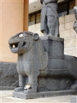 Ένα γιγάντιο λιοντάρι φύλακας, τμήμα από το σύμπλεγμα αγαλμάτων της αραμαϊκής Γκουζιάνα, στην είσοδο του Αρχ. Μουσείου