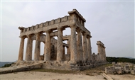 Ο ναός της Αθηνάς Αφαίας: Η ανατολική πρόσοψη με τους 6 δωρικούς κίονες και κεντρική είσοδος με τη ράμπα