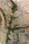 Λεπτομέρεια στην εξωτ. πλευρά του καθολικού της Παναγίας Σκριπούς: ενσωματωμένος στην τοιχοποιία ένας σπόνδυλος από αρχαίο κίονα