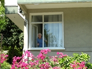Η Κίτσα Χρεβατίδου στο παράθυρο του σπιτιού της στο βοσπορινό Ιστινιέ (τα παλαιά Στένια)