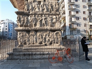 Θεσσαλονίκη: Η Αψίδα του Γαλέριου (Καμάρα) και το πορτοκαλί ποδήλατο μια χειμωνιάτικη ημέρα του 2012