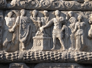 Θεσσαλονίκη, η Αψίδα του Γαλέριου (Καμάρα): Ο Διοκλητιανός και ο Γαλέριος τελούν θυσία στους θεούς για τη νίκη στο μέτωπο της Ανατολής