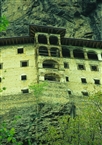 Ανεβαίνοντας από το δασικό μονοπάτι προς την ανακαινισμένη Μονή Σουμελά (Μάιος 2003): ο τετραώροφος ξενώνας του 1864