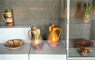 Προθήκη με κεραμικά καθημερινής χρήσης του 19ου αι. στο Αρχ. Μουσείο της Βάρνας