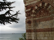Η Μαύρη Θάλασσα από τον παλαιολόγειο ναό του Αγ. Ιωάννη του Αλειτούργητου στο λιμάνι της Μεσημβρίας