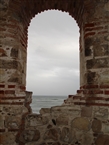 Άγ. Ιωάννης Αλειτούργητος στη Μεσημβρία: Η Μαύρη Θάλασσα από το καμαρωτό παράθυρο του Ιερού
