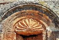 Στο πρωτοβυζαντινό κεφαλοχώρι Σερτζίλλα: Κόγχη με ανάγλυφη διακόσμηση στο ερειπωμένο Λουτρό (το 2005)