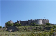 Μόλυβος: Το μεσαιωνικό κάστρο δεσπόζει στην κορυφή του λόφου