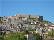 Το μεσαιωνικό κάστρο του Μολύβου δεσπόζει στην κορυφή του λόφου (μακρινή λήψη)