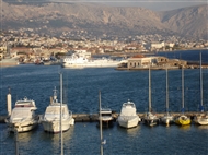 Το λιμάνι της Χίου από τη νότια προς τη βόρεια πλευρά και πίσω τα μεσαιωνικά τείχη του Κάστρου της Χώρας