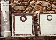 Προσωπογραφικό «κατάστιχο» της Ρωμιοσύνης σε εντοιχισμένες ταφόπλακες στον Δ μαντρότοιχο της Καφφατιανής (το 2006)