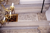 Παναγία η Καφφατιανή (το 2006): Μαρμάρινη πλάκα με επιγραφή του 1840 στο υπέρθυρο (δεξί τμήμα)