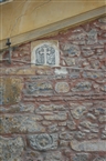 Στον Άγιο Μηνά: Δύο ανάγλυφα με σταυρούς εντοιχισμένα στη Δ εξωτ. πλευρά του ναού