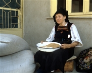 Μεταξάδες Έβρου (το 1982): Στο σχεδόν έρημο κεφαλοχώρι μια αγρότισσα καθαρίζει σιτάρι