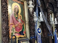 Μητροπολιτικός ναός του Αγίου Αθανασίου της Μυτιλήνης: η δεσποτική εικόνα της Θεοτόκου, αριστερά της ωραίας πύλης