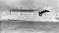 Το Κάτεργο εγκαταλελειμμένο κτήριο των φυλακών (κτίσμα του 1947-1951), λήψη από τη θάλασσα στις 2 Αυγ. του 1974