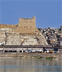 Στην αν. όχθη του Άνω Ευφράτη: Το μεσαιωνικό Κάστρο του Μπιρετζίκ φρουρεί τη διάβαση του ποταμού (Ιούνιος 2005) .