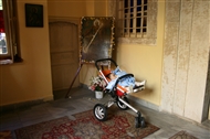 Στον εξωνάρθηκα του Αγίου Μηνά: Μωρό στο καροτσάκι του  μπροστά στην ανθοστόλιστη εικόνα του αγίου