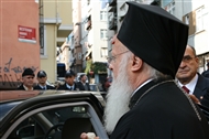 Άγ. Μηνάς, στην είσοδο του εκκλ. συγκροτήματος: Η ΑΘΠ ο Οικουμενικός Πατριάρχης αναχωρεί μετά τη Θ. Λειτουργίας της  16ης Νοεμβρίου 2008