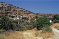 Γενικό του χωριού Άγιοι Θεόδωροι και δεξιά ο ναός της Παναγίας (το 2003)