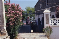 Άγιοι Θεόδωροι / Ζεϊτινλίκιοϊ: Ο πατήρ Γιώργης Οκομούσης στα σκαλιά του Αγίου Γεωργίου (το 2003)