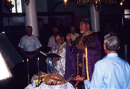 Στην Αγία Μαρίνα (το 2003): Ο παπά Γιώργης Οκομούσης και το εκκλησίασμα