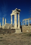 Στην Ακρόπολη της Περγάμου: Ο μεγαλοπρεπής ναός του Τραϊανού με τους κομψούς κίονες μια λαμπρή χειμωνιάτικη ημέρα του 2000