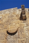 Άνω Μεσοποταμία (το 2005): Η Πύλη του Μεϊντάν με το μαμελουκικό έμβλημα του 15ου αι. στο παρευφράτειο Μπιρετζίκ