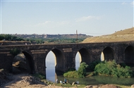 Ντιγιάρμπακιρ. Η γέφυρα στον Τίγρη (το 2005, πριν από την αναστήλωση): Οι καμάρες προς τη δεξιά όχθη, δηλαδή τη δυτική