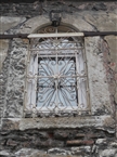 Άγιος Νικόλαος Τόπκαπού. Το παράθυρο του Ρωμαίικου Σχολείου βλέπει τα Διπλά Θεοδοσιανά Τείχη (λήψη από τον δρόμο το 2008)