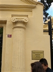 Προτεσταντικό Κοιμητήριο στο Φερίκιοϊ: Ημικίονας ιωνικού τύπου στην κεντρική είσοδο