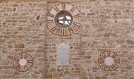 Άγ. Στέφανος Αρναίας: «1812» και δικέφαλος στο υπέρθυρο του ναού