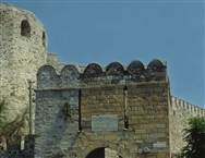 Κάστρο Τενέδου: Η κεντρική πύλη του γεροχτισμένου κάστρου με την οθωμανική επιγραφή