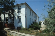 Το Νοσοκομείο του νησιού (το 1998) ήταν η παλαιά Αστική Σχολή Τενέδου
