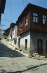 Σοκάκι με ξύλινα σπίτια στον Ρωμαίικο Μαχαλά κοντά στην Παναγιά (το 1998)
