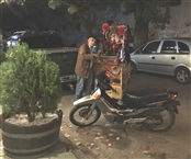 A ‘laternadzis’ with his ‘laterna’ (street organ) in the historic neighborhood of Volos (an October night of 2017)
