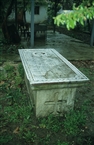 Ο μαρμάρινος τάφος του Λεωνίδα Στρικίδη (1826-1864;) στον αυλόγυρο της Αγ. Παρασκευής Μπουγιούκντερέ