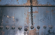 Γκαζβίν. Ξύλινη πόρτα με μεταλλικά καρφιά στο Σκεπαστό Παζάρι