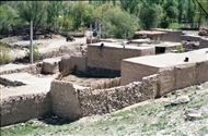 Πλινθόκτιστα σπίτια του χωριού Bastam (κοντινή λήψη)