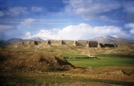 Στο Ταχτ-ι Σολεϊμάν των Σασανιδών: Η Δ πλευρά του τείχους με τους ημικυκλικούς πύργους (μακρινή πανοραμική λήψη το 2000, πριν από την αναστήλωση)
