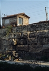Βυζαντινά τείχη θεμελιωμένα στον ρωμαϊκό περίβολο της Αδριανούς