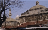 Ένα χαμάμ, ένα τζαμί και οι γαλήνιες γραμμές των πρώιμων οθωμανικών τρούλων στο κέντρο των Σαράντα Εκκλησιών (1996)