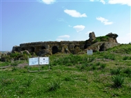 Νικόπολις (την άνοιξη του 2011). Το Ωδείο στο κέντρο της ρωμαϊκής πόλης (μακρινή λήψη)